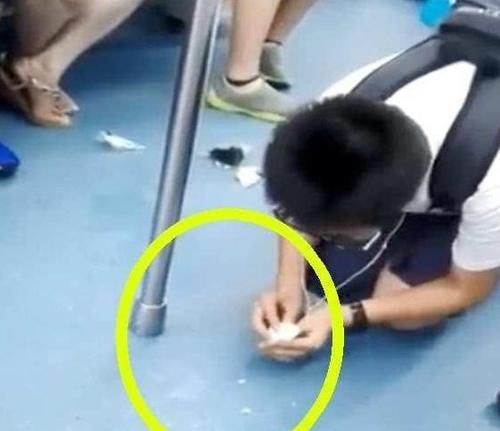 真的|两个小男孩坐车，看了他们举止，网友纷纷感叹：家教真的很重要