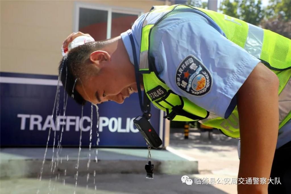  拍到|都在看！临猗大街上拍到的感人一幕！