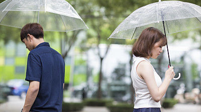 自作自受|她拼死生下双胞胎，男友却说她是个骗子：自作自受