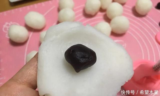 做法|最简单的月饼做法,一蒸一揉就搞定,口感带点爽脆又带点软糯