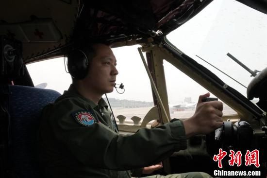 空军西安飞行学院某旅多机跟进飞行训练掠影