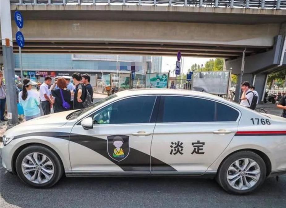 私家车|小伙把私家车改成警车，还把淡定写车上，网友：这是什么野路子