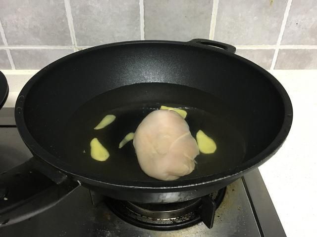 爽口|鸡胸肉这样凉拌才好吃,酸辣爽口,丝丝入味,做法还特简单