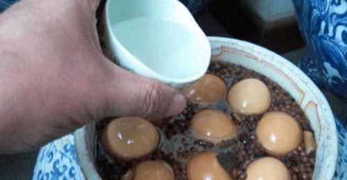 腌制|腌咸鸡蛋,7成人只懂放盐,却不知多加它,7天就能吃,起沙又流油