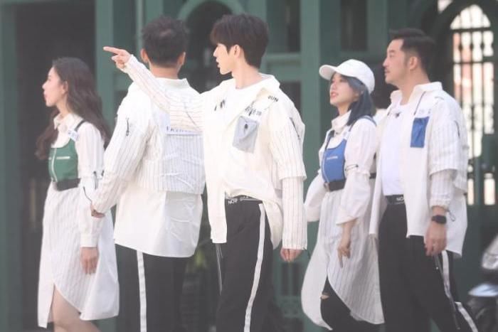  墙角|易烊千玺上跑男，唯一一个镜头竟是蹲墙角？网友却忍不住笑出声