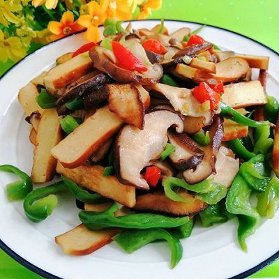  夏日|#夏日消暑，非它莫属#香菇香干炒青椒