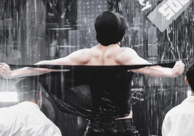  卖力|莲龙出海张艺兴，雨中飞跃王一博，爆衣卖力水舞台，引爆热点！