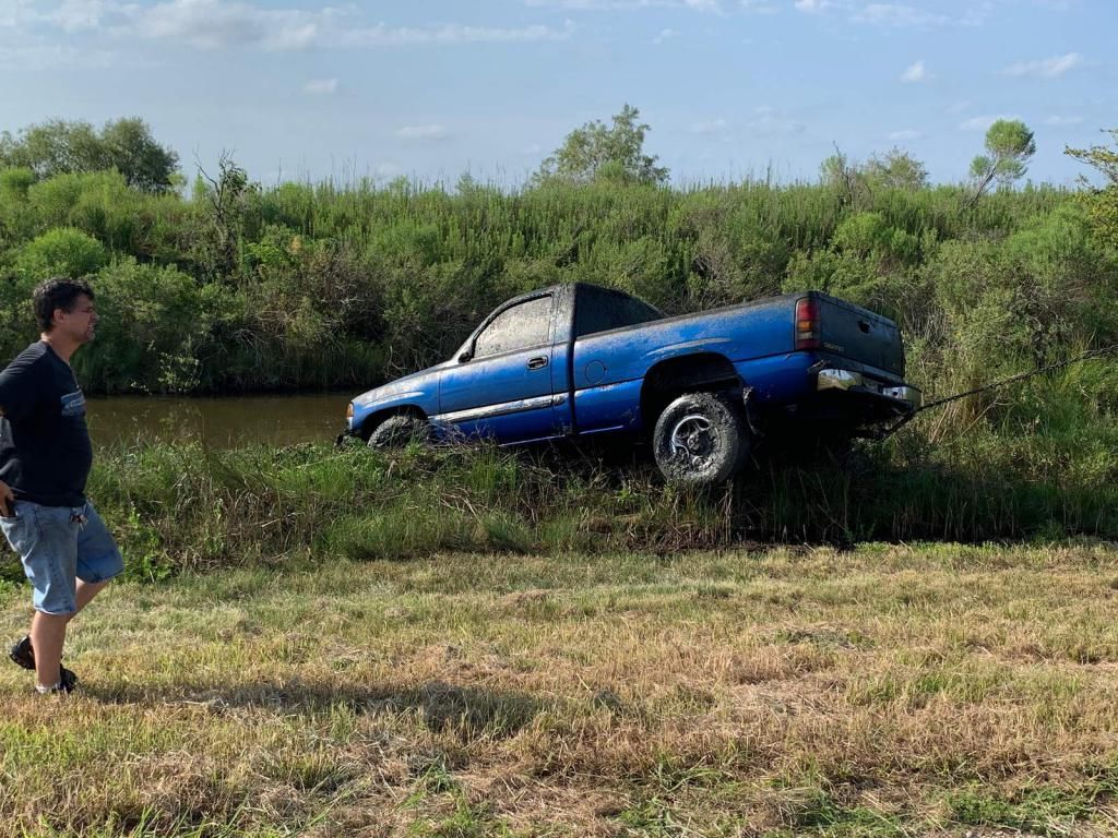  池塘|警方从池塘连续拖出两辆汽车，两个驾驶位竟各坐着一具男尸