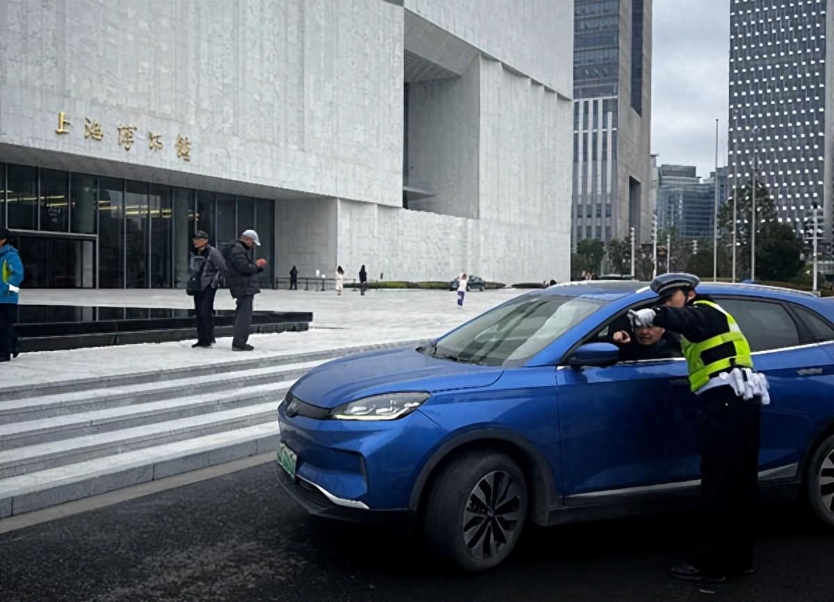 上博东馆首日迎客！警方提醒市民尽量选择公共交通绿色出行