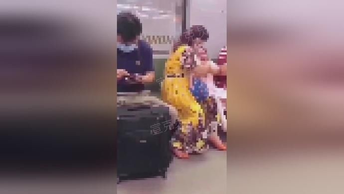 孙女|地铁里不戴口罩，奶奶连扇孙女3耳光！网友热议：太狠了vs扇得对