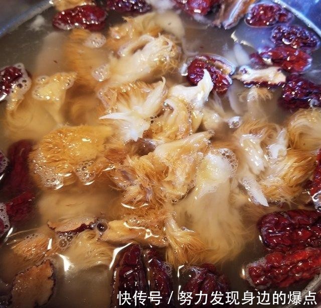 滋润|椰青猴头菇鸡汤，清甜滋润养胃