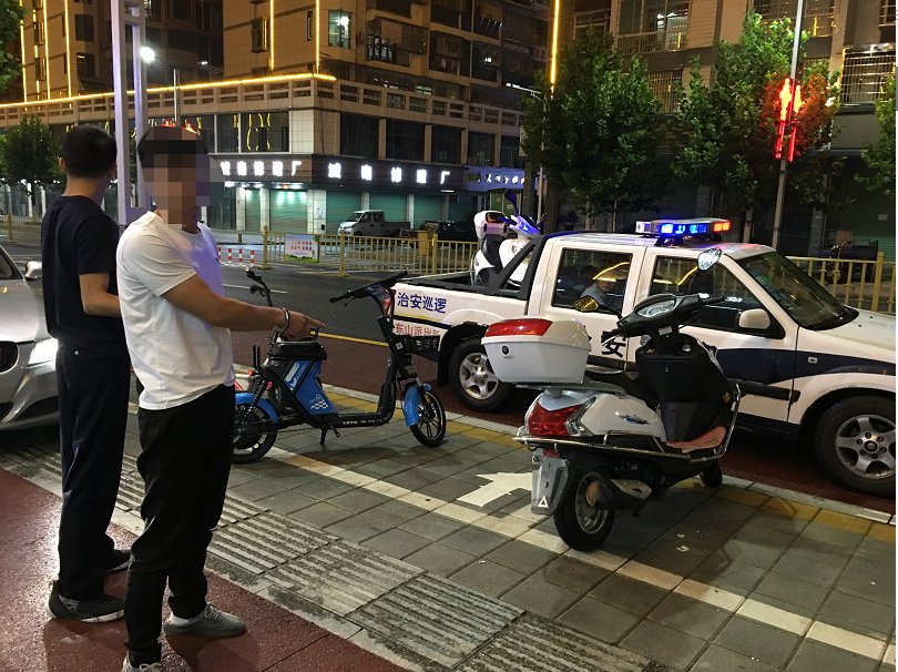 上犹县城|两男子开着宝马偷摩托车？嫌疑人：宝马是租的二手车，开豪车只为不被人怀疑