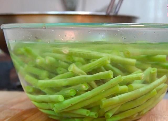  做法|爱吃豇豆的一定要收藏，学会这种懒人特色做法，一大盘不够吃