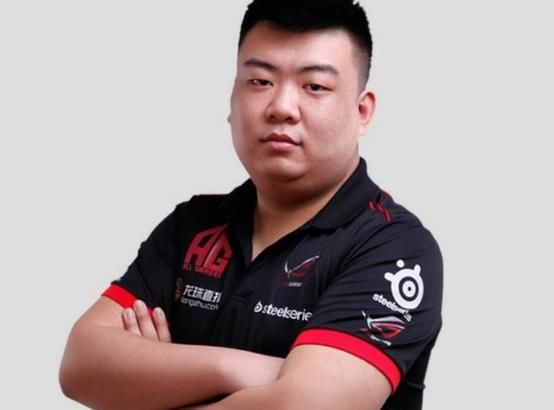  白鲨|《穿越火线》亮亮和白鲨惊喜客串，本以为秀枪法，结果演了个菜鸟