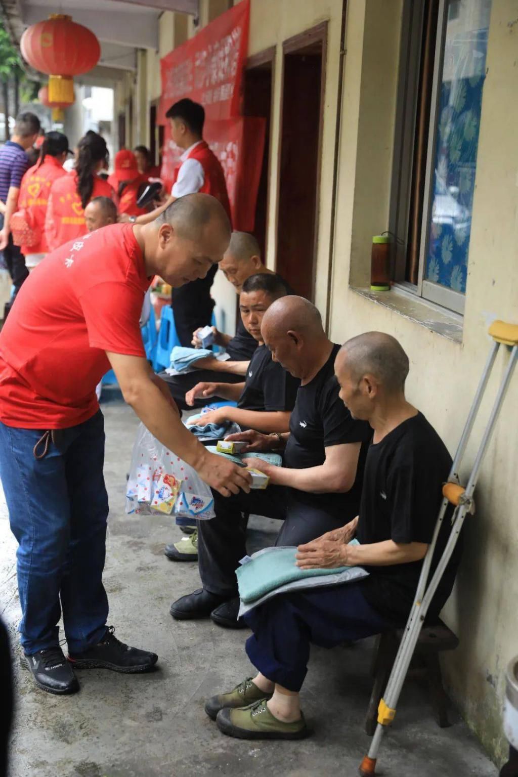 忙碌|这群爱心志愿者忙碌的身影感动了你我！