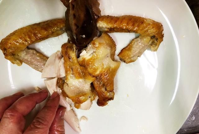  做法|买了很多年，现在才知道，熏鸡做法超简单，在家做干净又放心