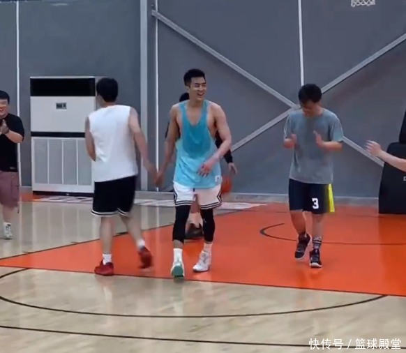 郭艾伦在上海玩嗨了！打完篮球又打橄榄球，用的全是篮球动作！
