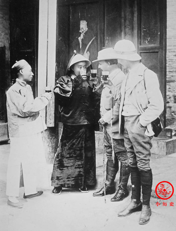 晚清|晚清老照片：慈禧太后妹夫腰挎马刀很威风；朝廷官员向殖民者下跪