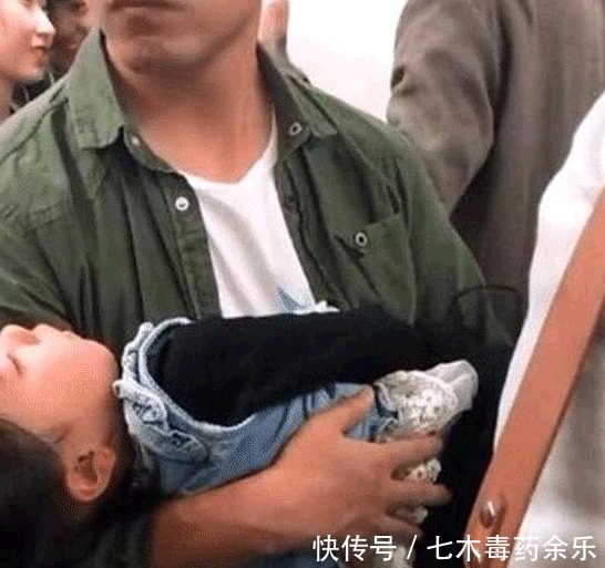 地铁|爸爸抱沉睡女儿乘地铁,40分钟没人让座,爸爸的举动却让人泪目