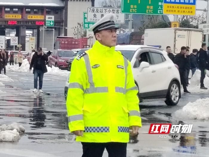 张家界交警一大队全体党员：用责任和担当谱写“雪”染的风采