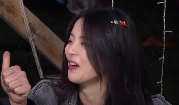  自觉|杨超越给邓伦夹菜，他下意识动作圈粉无数，网友：单身人士的自觉