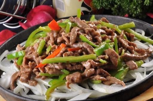 胡椒粉|精选三道菜:葱油爆肚、京葱铁板牛柳、猴头菇炒肚丝的餐厅做法