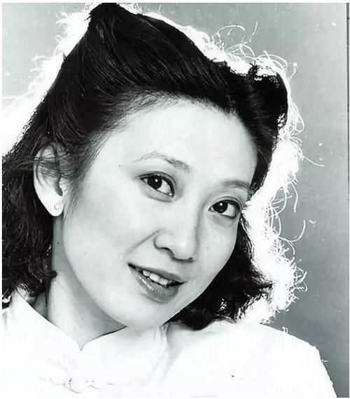  身材|施南生送别赌王，一头短发穿素衣69岁身材风韵犹存，奶奶变阿姨了