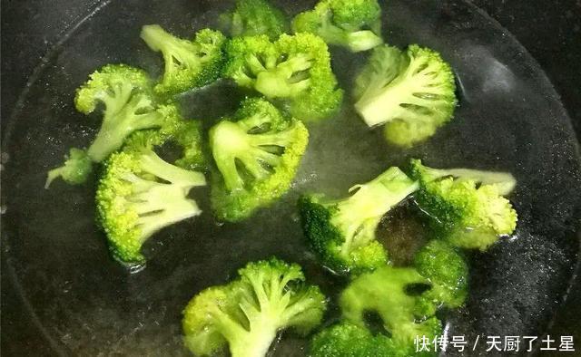 米饭|剩米饭别再炒着吃了,这样做简单营养又美味,我家一周吃3次