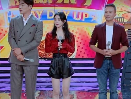  自我介绍|嘉宾正在自我介绍，王一博却没有专心听，扶腰的小动作让人心疼！