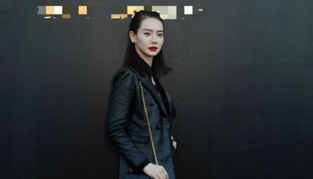  泪妆太吸睛|戚薇不惊艳不罢休，一身黑造型配红唇气质出众，三角形泪妆太吸睛