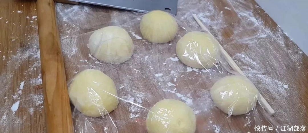 南瓜|南瓜又出新吃法,不用油炸,比面包馒头做法简单,比南瓜饼还好吃