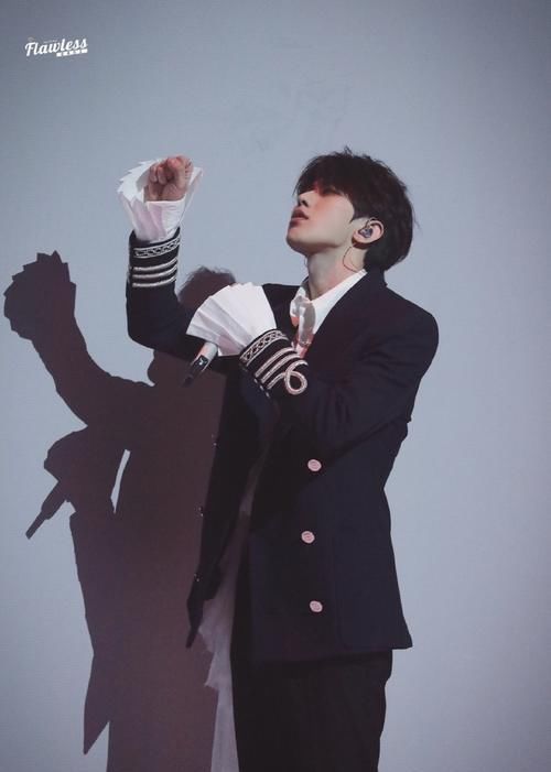  舞台|蔡徐坤亮相姐姐成团夜，舞台上大胆和伴舞亲密互动，粉丝暴风哭泣