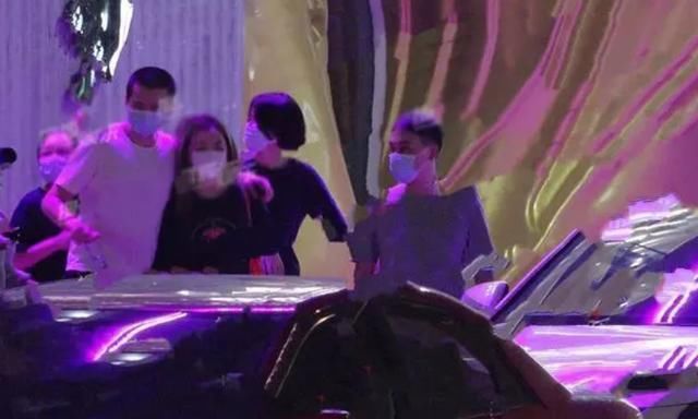  样子|王菲陪女儿李嫣做头发，李嫣黄发显眼，一年轻男子与二人动作亲密