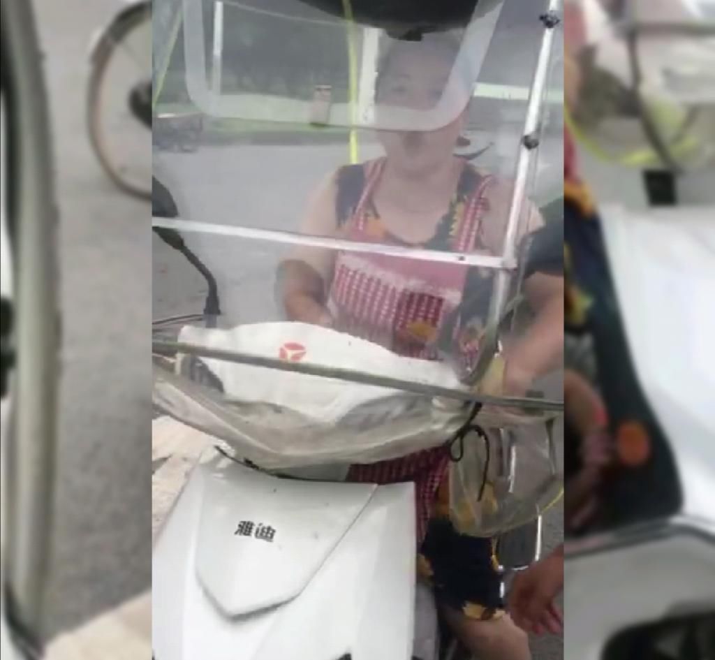  绑住|女子将9岁儿子绑住手脚塞在电动车座下方，孩子手发紫，胳膊出血