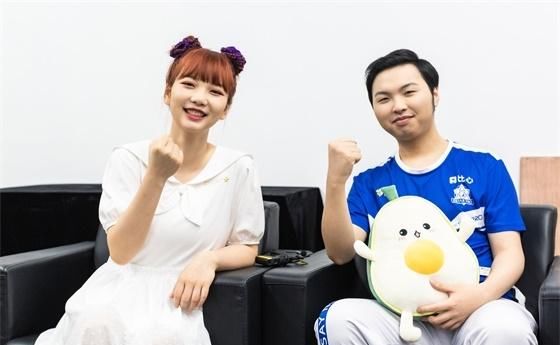  凡世|王者荣耀世冠：创造营少女田京凡世冠赛探班Alan，“兄妹＂终相认