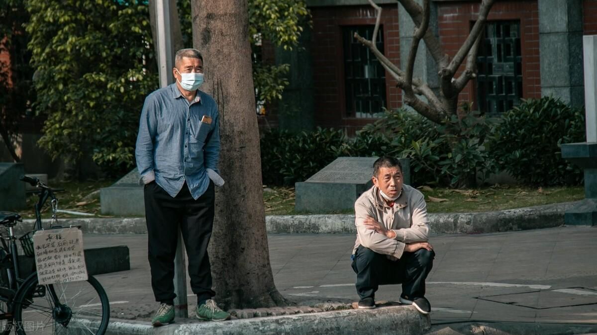 才50多岁就有老人味是怎么回事(为何老了会有“老人味”？40岁后出现四种气味，当心是疾病信号！)