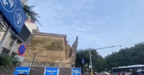  名路|西安秦王府城墙倒塌，4名路人被擦伤，1辆公交车3辆私家车被损