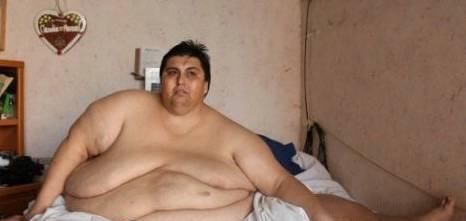 新娘|世界上最胖的男子娶妻，体重1120斤用货车运去接亲，新娘也不轻