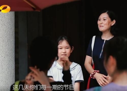  揽客|《中餐厅》有剧本？黄晓明赵丽颖去揽客，路人随口一句话暴露真相