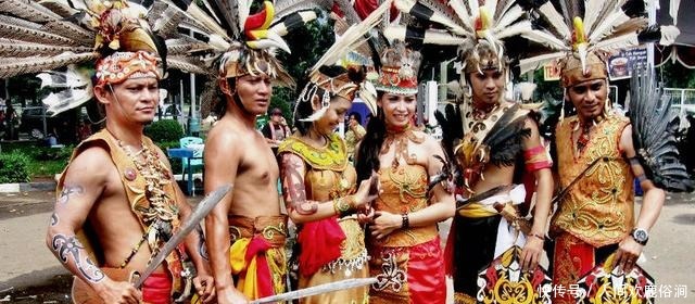  加里曼丹岛上|印尼著名猎头族——达雅人的恐怖习俗和他们用来砍人头的曼道刀！