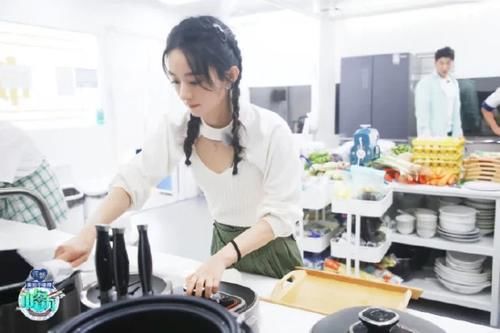  高清|赵丽颖《中餐厅》高清剧照，扎双麻花辫变俏厨娘，当妈后仍似少女