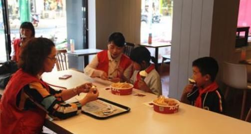 家长|“吃你个鸡腿怎么了?”男童强要邻座鸡腿,女生霸气回怼让人解气