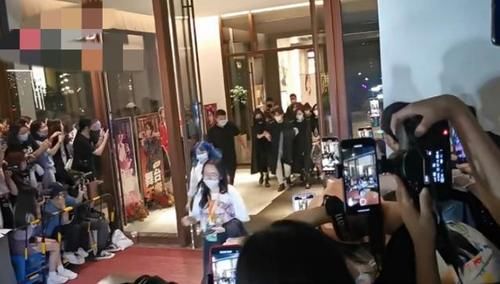  保护|火箭少女全员护送Yamy离场，围大圈保护她，网友调侃：没必要