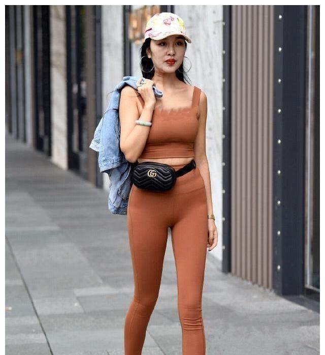  美女|潮流的“液体”打底裤，成为美女修身的法宝