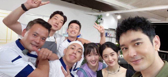 中餐厅|中餐厅历时20天终杀青!李浩菲晒多张合照,主动靠在赵丽颖肩膀上