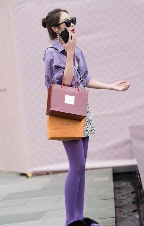  衬衫|街拍：小姐姐紫色衬衫搭配黑白豹纹的短裙，时尚又很有个性