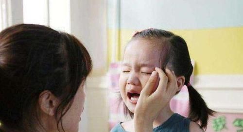  收拾|孙子耍赖不去幼儿园，被奶奶“无情”拎起，网友：一招收拾两代人