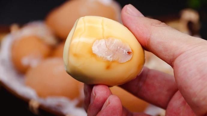 鸡蛋|原来电饭锅也能做烤鸡蛋,加点盐和水就可以了,比水煮蛋更好吃