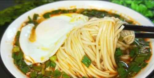 劲道|煮面条时等开再下锅?难怪面条不好吃,这么做,面条劲道又美味!