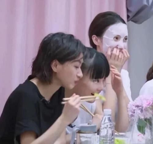 周震南|明星错位照:肖战穿毛裤,何炅长出尾巴,看到周震南:不打算解释下